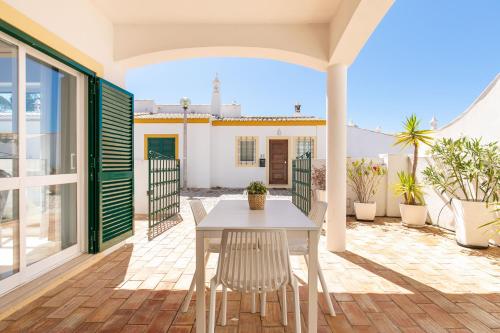 Cozy and sunny villa just some steps from the sea