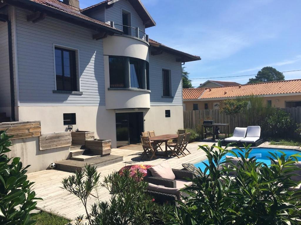 Villa Villa de 4 chambres avec piscine privee jardin clos et wifi a Biscarrosse 874 Avenue Pierre Georges Latécoère, 40600 Biscarrosse