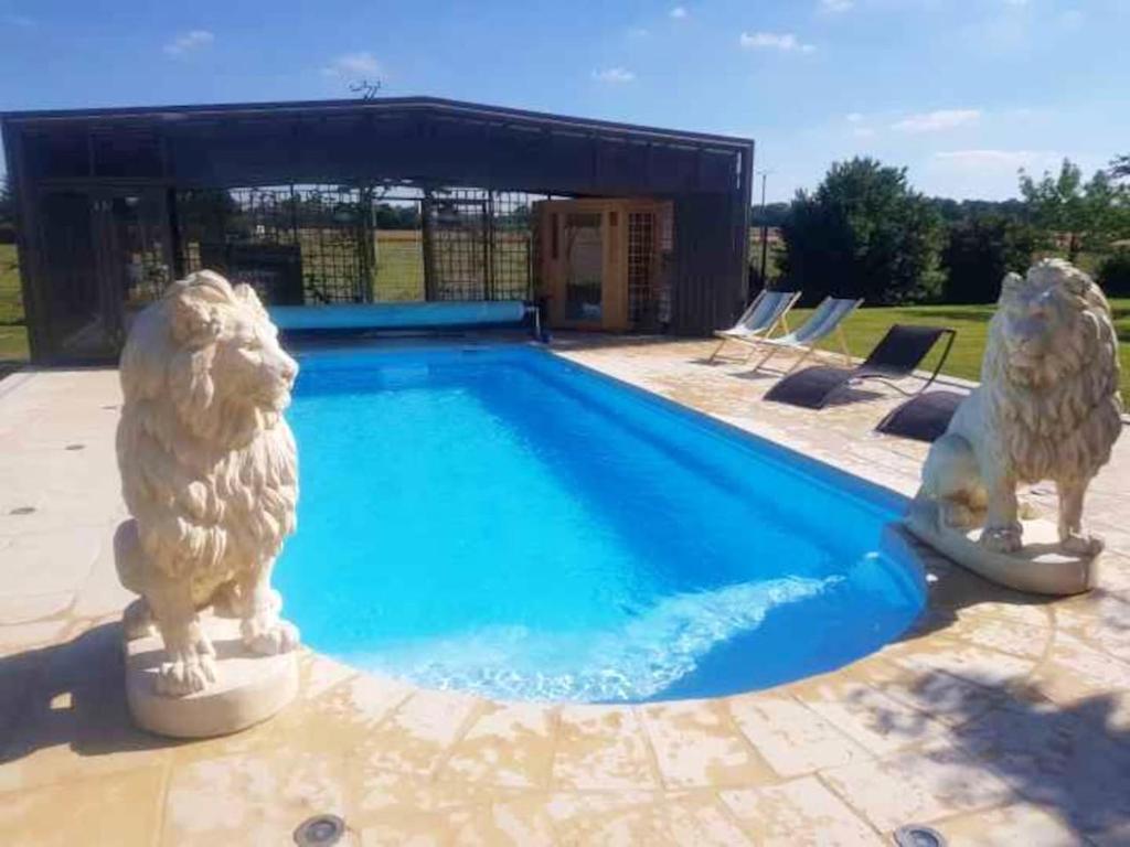 Villa Villa de 5 chambres avec piscine privee sauna et jardin clos a Bernay 171 Rue de la Mairie Normandie, Eure, 27300 Bernay