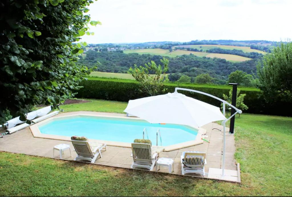 Villa Villa de 6 chambres avec piscine privee jardin clos et wifi a Mur de Barrez 8 Chemin du Verdier, 12600 Mur-de-Barrez