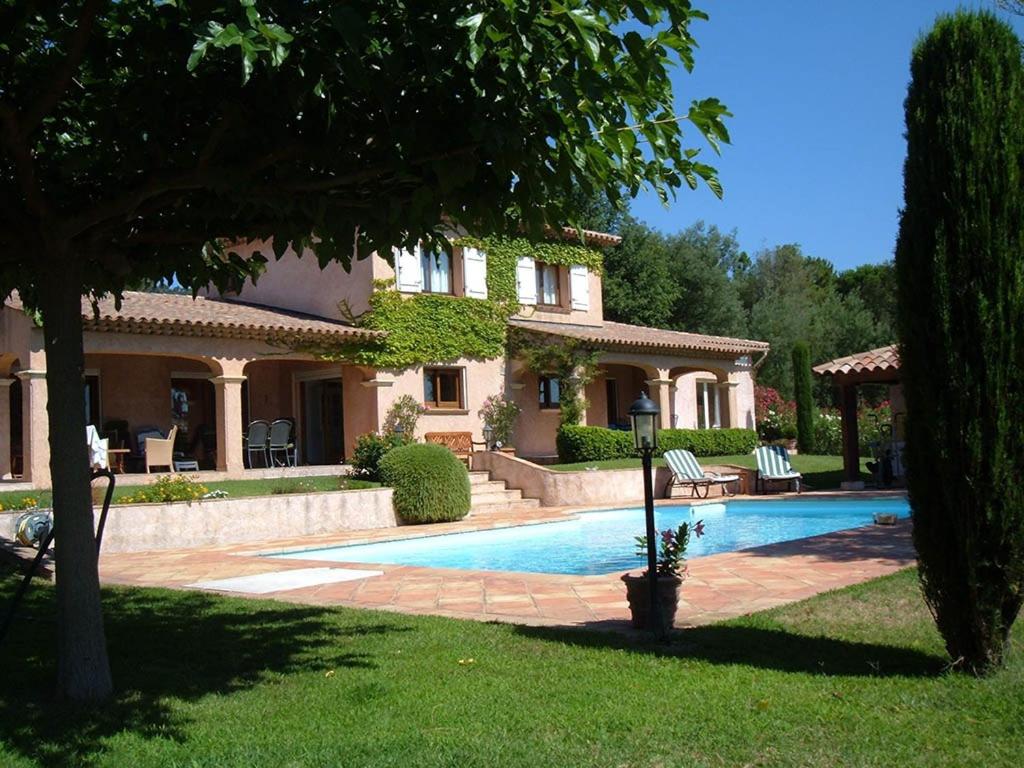 Delightful villa in historic village ten minutes from the sea. 35 Boulevard Maréchal Joffre, 83120 Le Plan-de-la-Tour