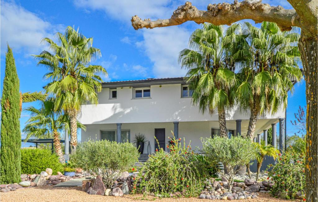 Delightful villa in historic village ten minutes from the sea. 83120 Le Plan-de-la-Tour