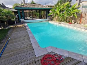 Demeure pierre secteur St Emilion 9 couchages piscine chauffée et jacuzzi 6p