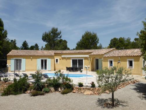 Detached spacious villa with private heated pool 15 km from the Gorges du Verdon