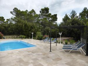 Detached spacious villa with private heated pool 15 km from the Gorges du Verdon