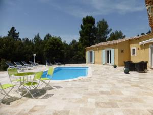 Detached spacious villa with private heated pool 15 km from the Gorges du Verdon