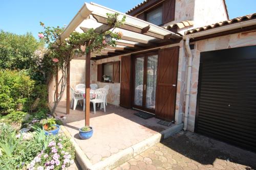 Domaine de vacances à 600m de la plage animations piscines en supplément villa climatisée 3 chambres 6 couchages WIFI - LRTAMB5