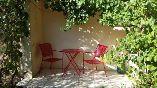 Villa Domaine Liberté avec prairie et forêt au bord d'une rivière en Ardèche Silhac france