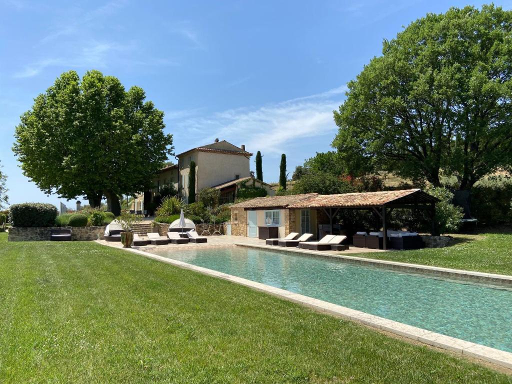 Domaine Saint Médard en Provence 1132 Route d'Ansouis, 84240 Martialis
