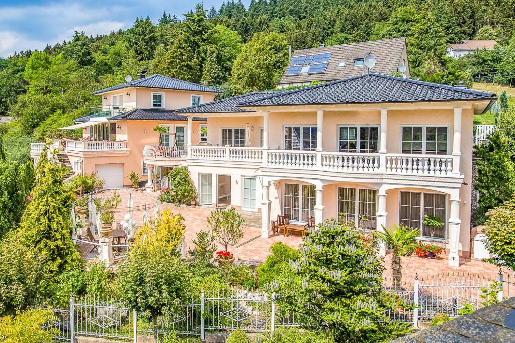 Villa Villa Eifelpalace am Nürburgring Schwallenberg 24, 53518 Adenau