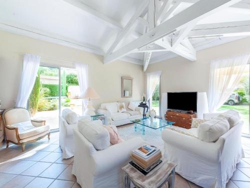 Elegant villa in Les M es with garden