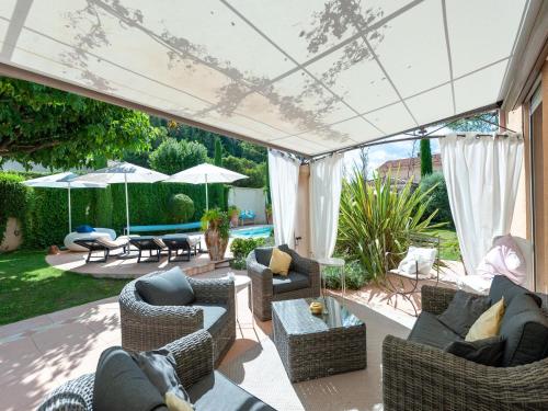 Elegant villa in Les M es with garden