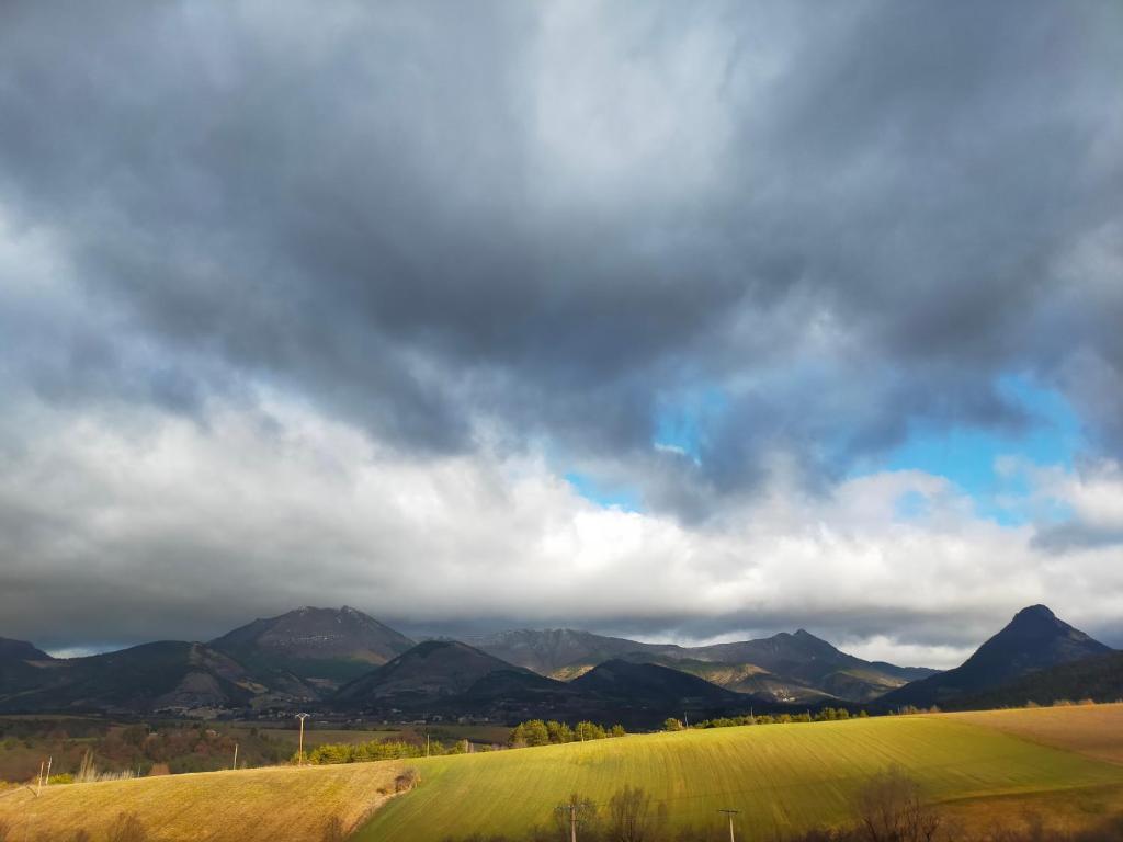 Elégante maison des Baronnies avec grand jardin Les Isnières, 05150 Les Isnières