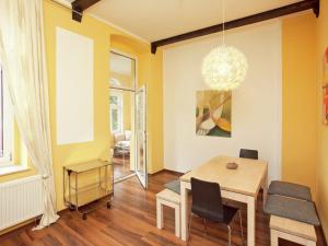 Exclusive apartment in the beautiful Ore Mountains with conservatory and villa park