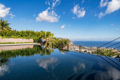 Exquisite Madeira Villa Villa Funchal Luz 5 Bedroom Heated Pool Sea Views Games Room Fu