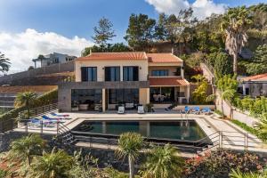 Exquisite Madeira Villa Villa Funchal Luz 5 Bedroom Heated Pool Sea Views Games Room Fu