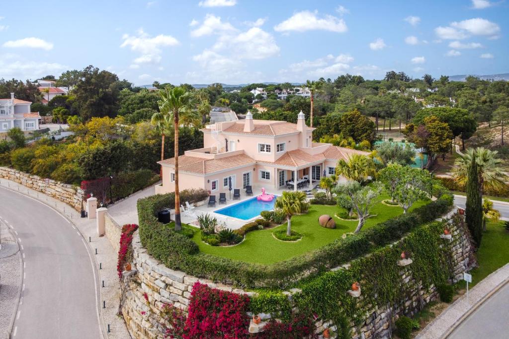 Villa Extraordinary Villa on an elevated position in Quinta do Lago Rua Guadiana, n.º 10 8135-024 Almancil