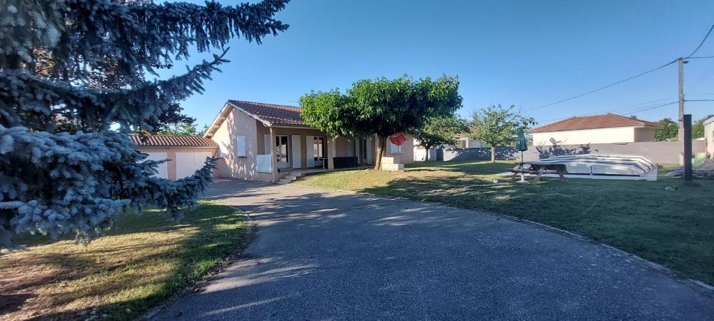 Villa Villa familiale tout confort, piscine ,aire de jeux et animaux 76 Chemin de la Résistance, 38270 Beaurepaire