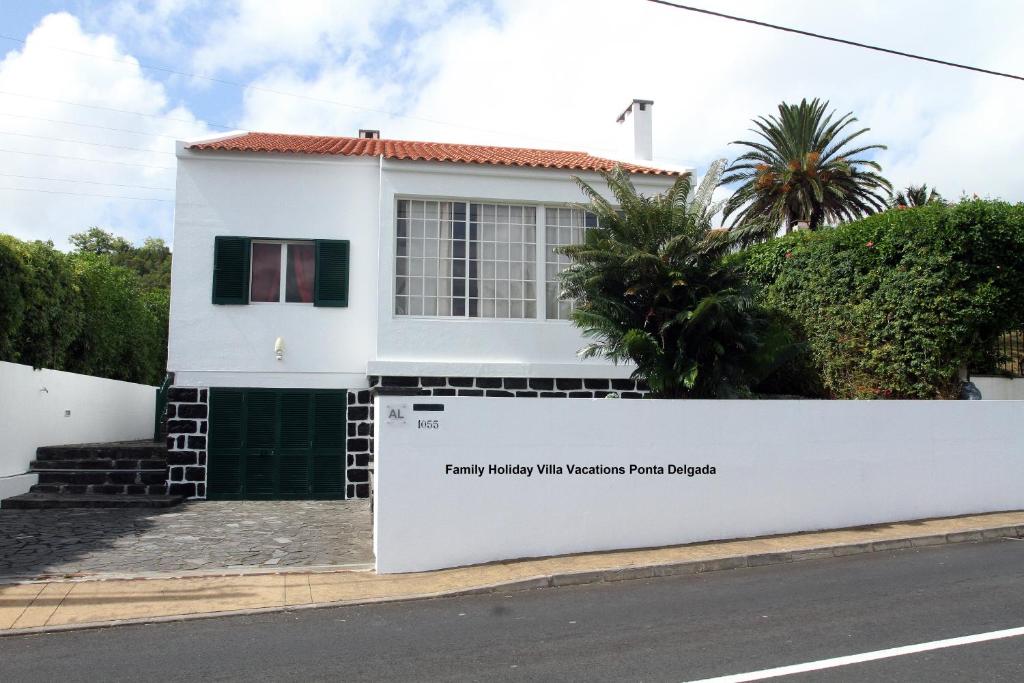 Family Holiday Villa Vacations Ponta Delgada Estrada Regional da Ribeira Grande, 1055, 9500-702 Ponta Delgada