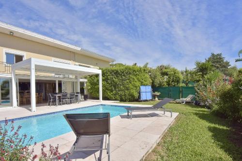 Family house for 6 Swimming pool and sea view in the heart of Antibes