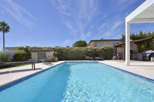 Family house for 6 Swimming pool and sea view in the heart of Antibes