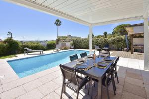 Family house for 6 Swimming pool and sea view in the heart of Antibes