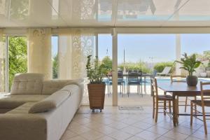 Family house for 6 Swimming pool and sea view in the heart of Antibes