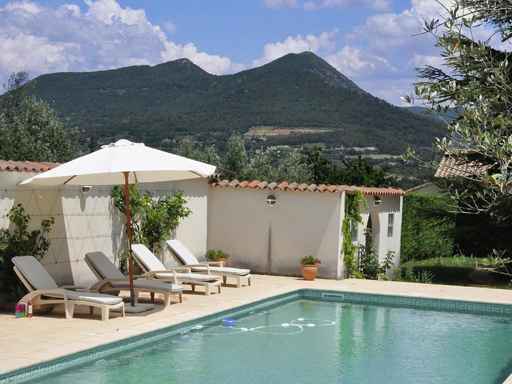 Farm holiday with swimming pool in the hills of the Chianti , 26110 Mirabel-aux-Baronnies