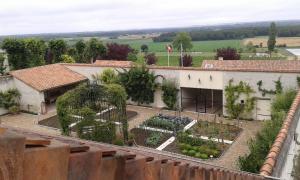 Villa Farmhouse in a working winery with vineyard views Marigny Brizay Lieu dit Les Roches 86380 Marigny-Brizay -1