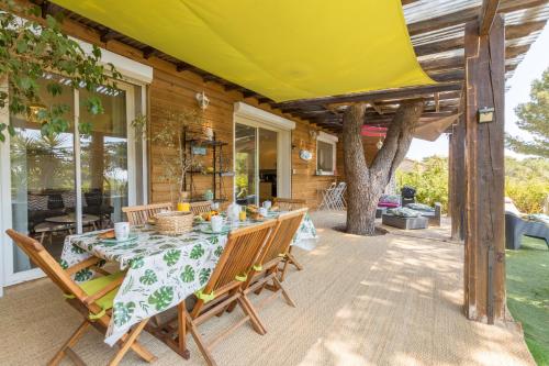 Félyvonne villa avec vue mer et vignes à 300m des criques de Giens