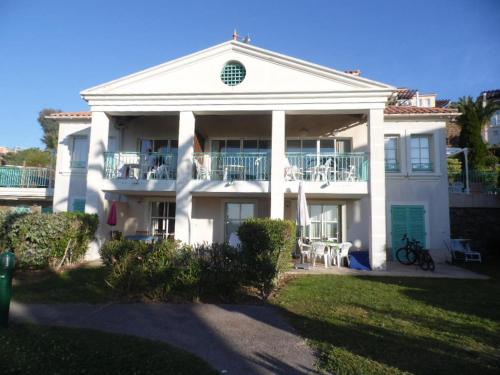 Garden level with sea view for 6 people