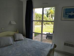 Garden level with sea view for 6 people