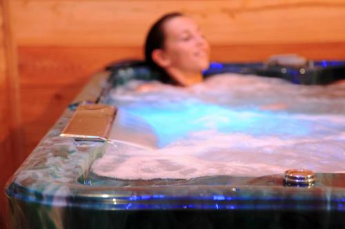 GITE LES GRANDES VIGNES à Sanilhac, SUD Ardèche, indépendant et privatisé, piscine chauffée, climatisation, SPA, 10 chambres, 8 salles de bains