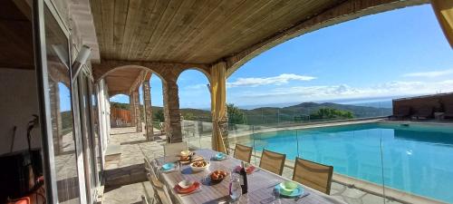GRANDE VILLA - 7 chambres - 14 PERS - VUE MER - GRANDE PISCINE CHAUFFEE