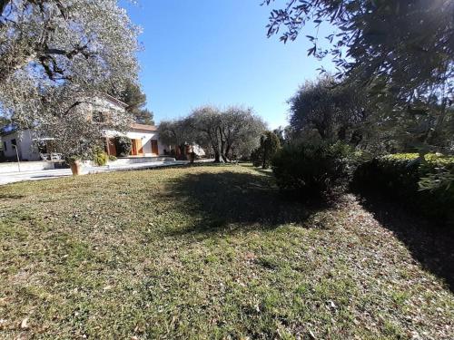 Grande villa avec piscine et jardin paysager \