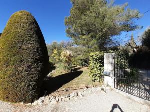 Grande villa avec piscine et jardin paysager \