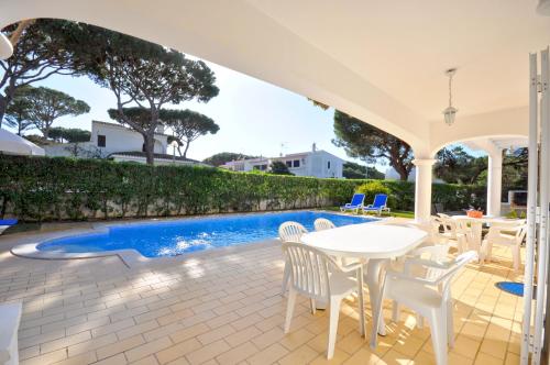 Great pool villa just a short stroll to the centre