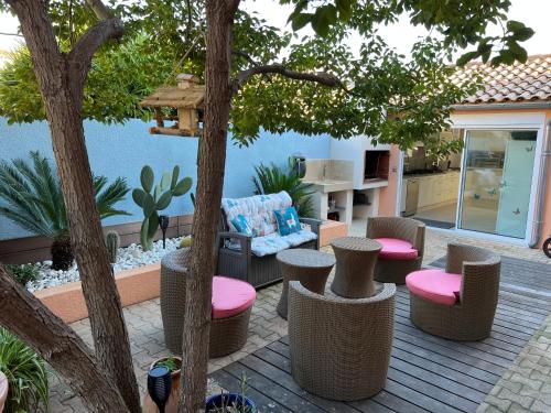 Haut de villa très bien équipé avec jardin, piscine, proche centre ville Sanary