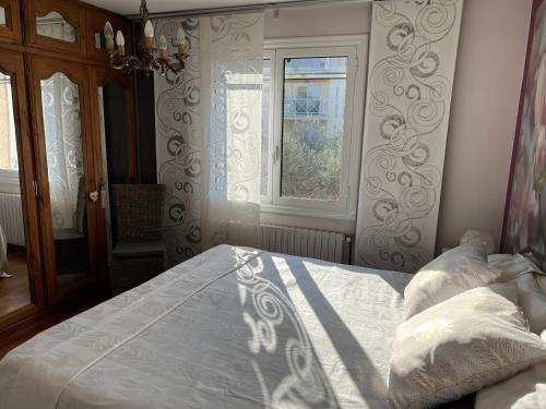 Haut de villa très bien équipé avec jardin, piscine, proche centre ville Sanary