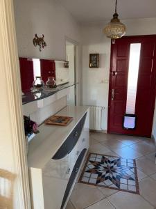 Haut de villa très bien équipé avec jardin, piscine, proche centre ville Sanary
