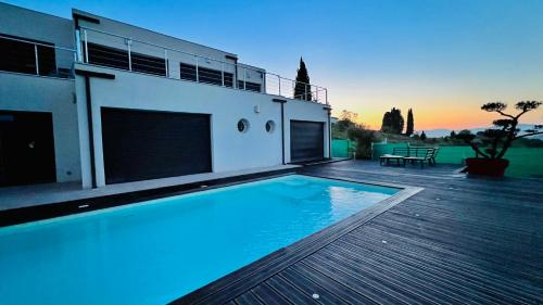 Havre de paix, vue pano, terrasse, piscine, nature.