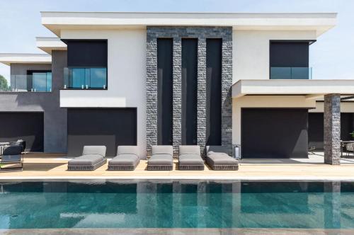 Impressive villa with barbecue and swimming pool