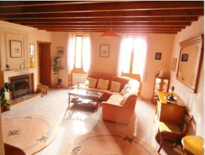 Inviting 6-Bed Farmhouse