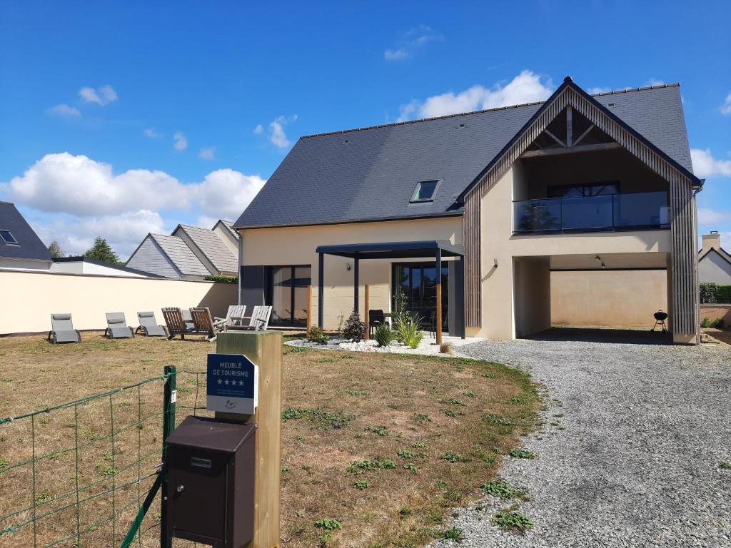 Maison de vacances Villa Jacuzzi au pied de la Baie du Mont St Michel Rue du Bois des Meules, 50530 Genêts