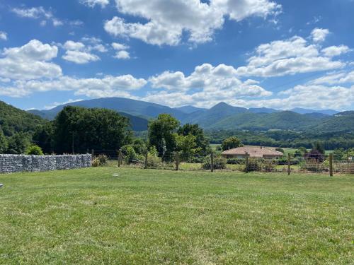 Villa jacuzzi vue sur les Pyrénées Seilhan france