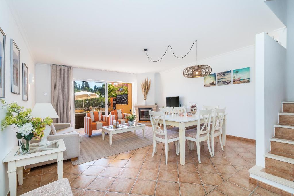 Villa Jardins Meia Praia 104 by Algarve Golden Properties Rua Jardim da Meia Praia 104 8600-302 Lagos