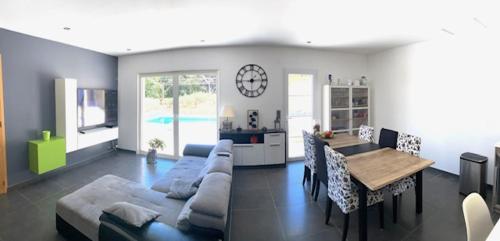Jolie maison de 110 m 2, pour 6 personnes, au calme, avec piscine