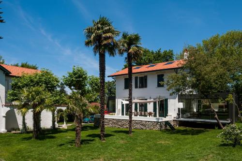 JOY Architect's villa with heated swimming pool and garden in Biarritz
