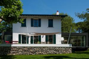 JOY Architect's villa with heated swimming pool and garden in Biarritz