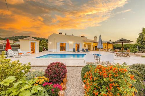Villa Karibou with Fruit Garden and Private Pool Benafim portugal